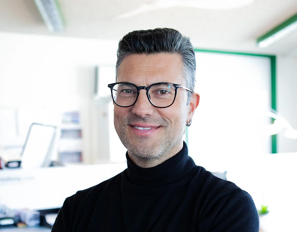 Porträtbild eines Mannes mit Brille.